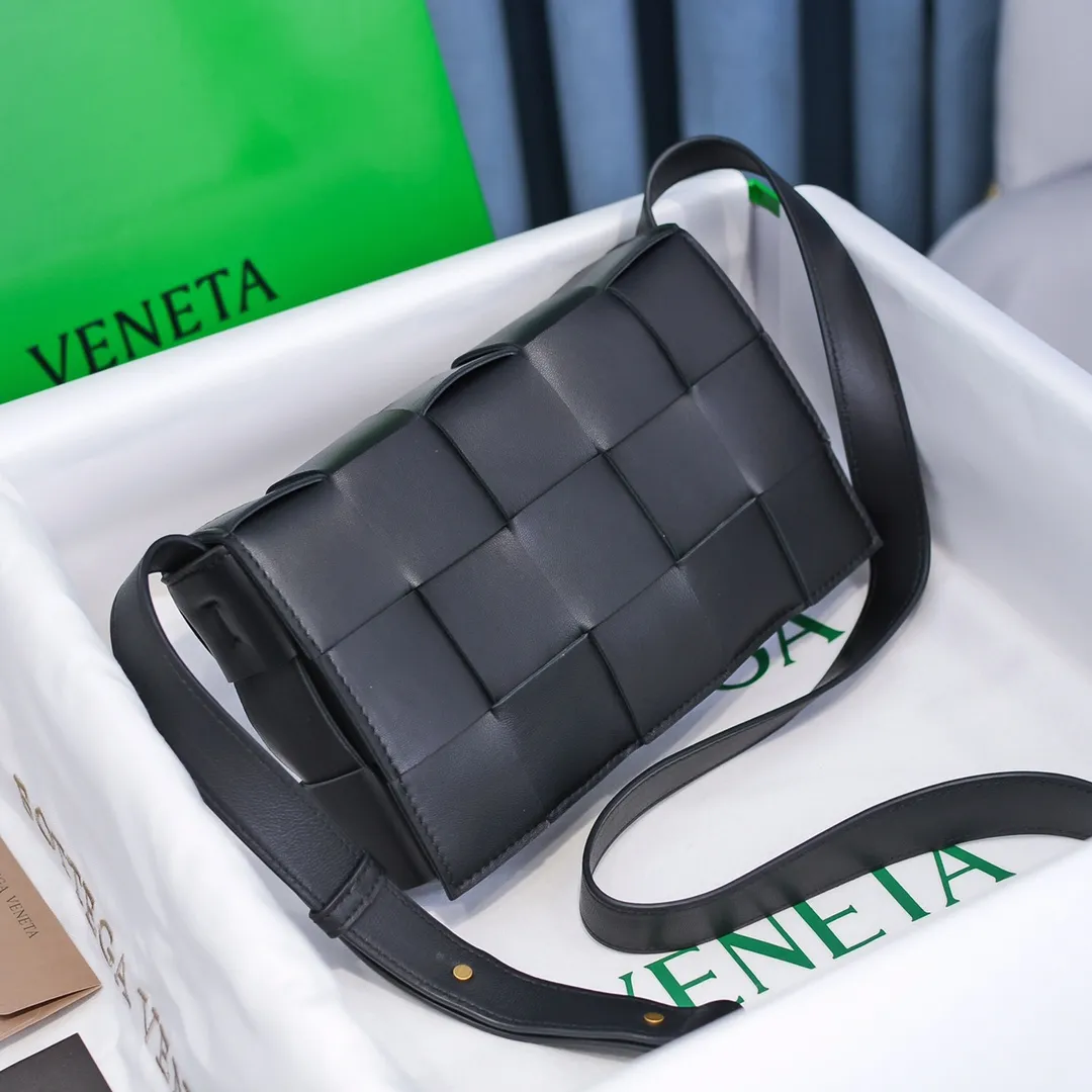 Batch 1420 Real shots 👇BV Cassette’s trendy design is earth-shakingly beautiful. The handsome style with flamboyant personality has completely changed the boring style in the past. Beauty is a topic that women can never refuse. Walking on the streets of Milan, you can see her figure everywhere. It is called tofu bag, original sheepskin: the key point is that it can be controlled by both men and women, and has become a big celebrity in the fashion circle. Size 23*15*15 [6687#]
